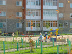 Дети играют на детской площадке