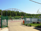 Въезд в закрытый поселок Еланчик, июнь 2013 г.